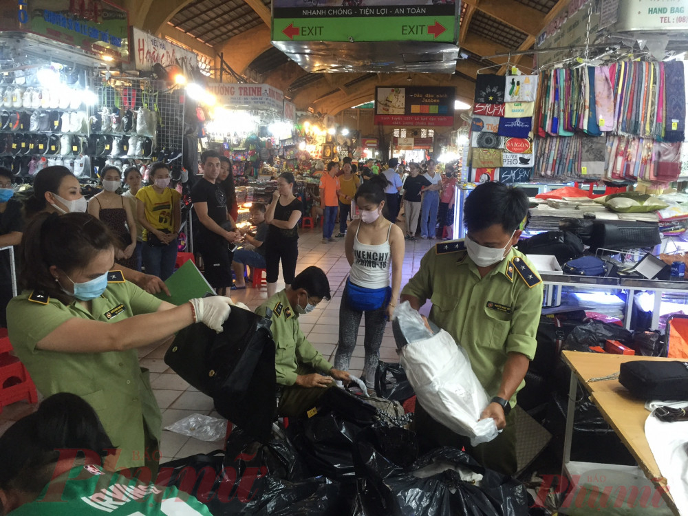Lực lượng quản lý thị trường kiểm tra, thu giữ hàng giả tại chợ Bến Thành, TP.HCM.