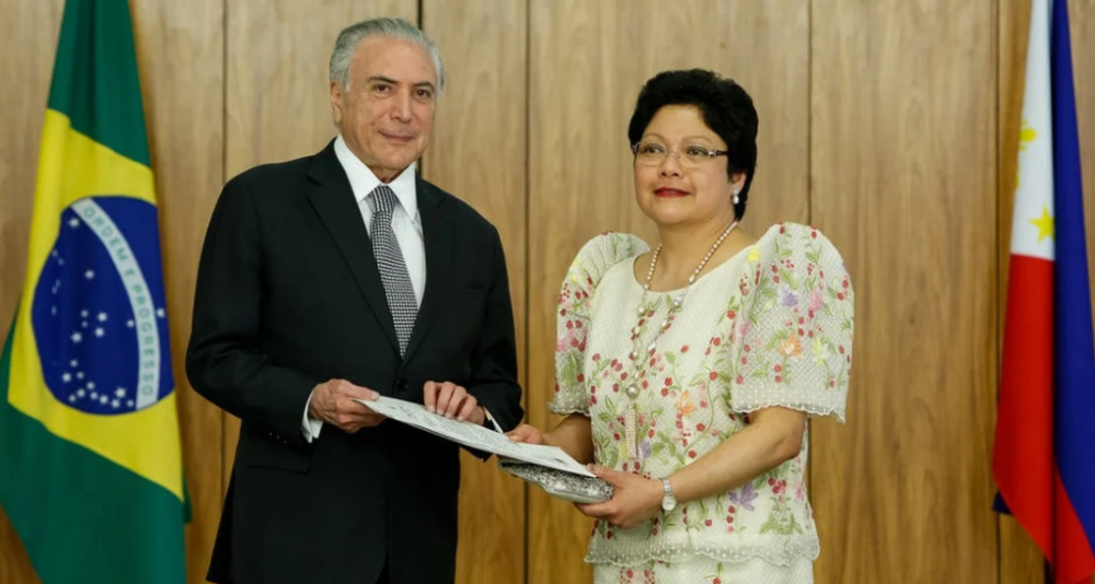 Cựu Tổng thống Brazil Michel Temer trao giấy chứng nhận ngoại giao khi bà Marichu Mauro bắt đầu đảm nhiệm cương vị đại sứ vào năm 2018 - Ảnh: Handout