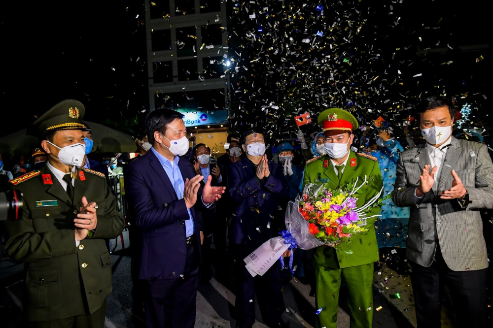 Đại diện lãnh đạo tỉnh tặng hoa cho các cán bộ tại chốt kiểm dịch và thực hiện lệnh gỡ rào phong toả thành phố Chí Linh