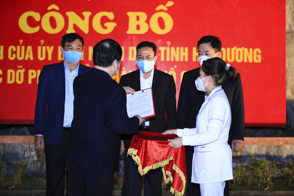 Lễ trao quyết định ngững giãn cách xã hội được tổ chức ở trung tâm y tế TP Chí Linh(Hải Dương)
