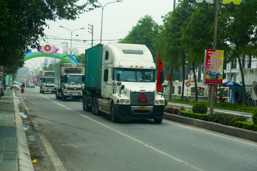 Những chiếc xe đầu kéo chở hàng được lưu thông qua TP Chí Linh