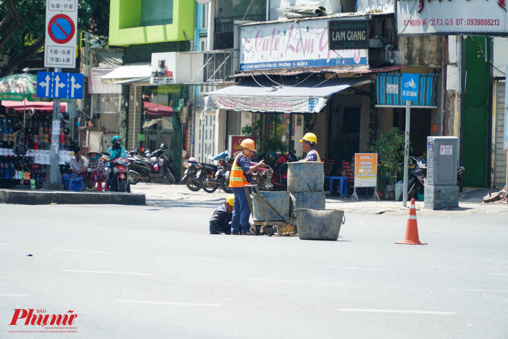 Tại một góc đường, hệ thống đường cống đang được bảo trì, các công nhân phải đang cằng mình làm việc dưới nèn nhiệt 35 độ C