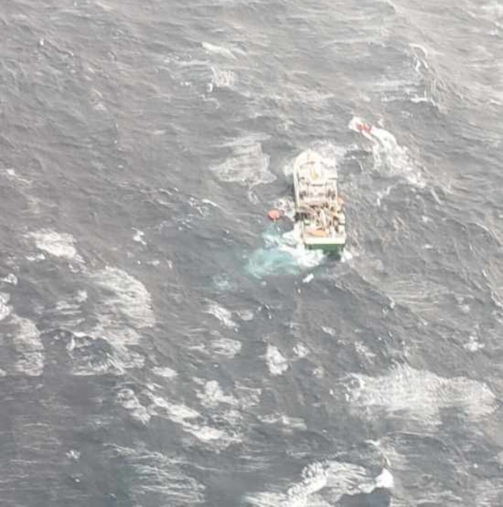 Hình ảnh chiếc tàu cá The Atlantic Destiny được nhìn thấy ít phút trước khi bị chìm. Tất cả thủy thủ đã được giải cứu khỏi con tàu trước đó - Ảnh: 