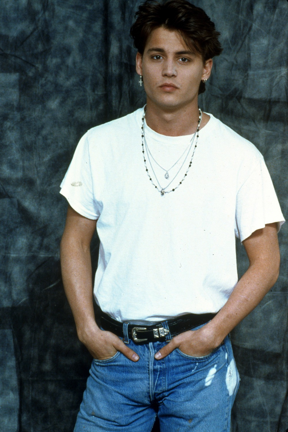 Johnny Depp sinh năm 1963, anh được biết đến nhiều qua vai diễn cướp biển vùng Ca-ri-bê. Những năm đầu bắt đầu sự nghiệp, Johnny Depp nhận được nhiều lời khen ngợi về khả năng diễn xuất. Với gương mặt góc cạnh nam tính đặc biệt, Depp thường được các đạo diễn lựa chọn vào các vai cá tính và hơi dị.