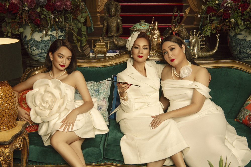 Kaity Nguyễn, NSND Lê Khanh và NSND Hồng Vân (từ trái qua) vào vai 3 chị em trong gia đình Lý gia
