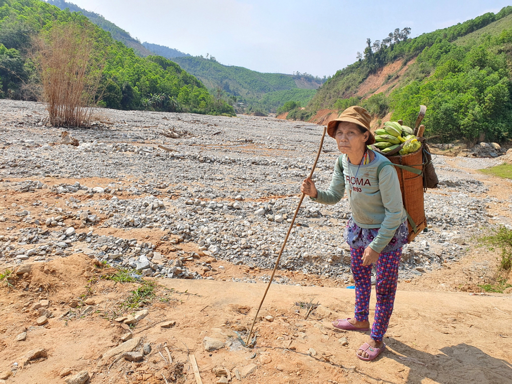 Bà Hồ Thị Nhin ngẩn ngơ trước ruộng nương của mình bị đất đá chôn vùi