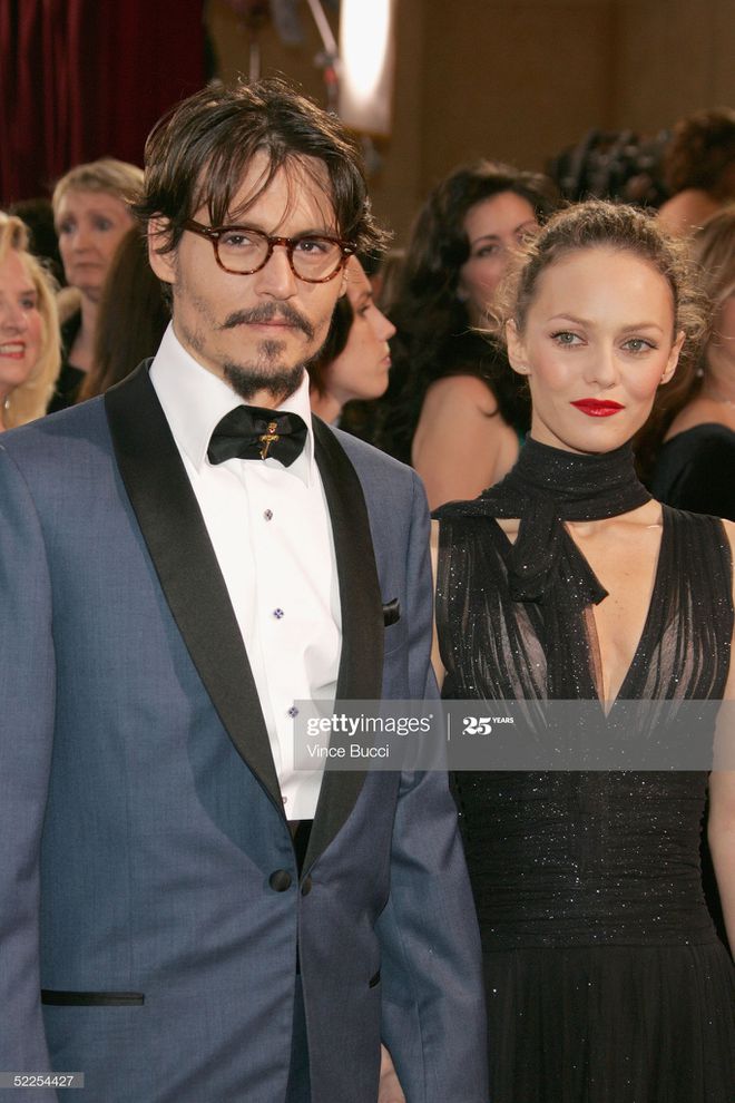 In 1998, he was fascinated by the French ''rose'' Vanessa Paradis. The two lived together as husband and wife for 14 years even though they did not have legal documents. They have 2 children together. Through an illustrious love life, Johnny Depp became an exemplary husband and father that many people dream of. When he became a father, he became mature, masculine and elegant.