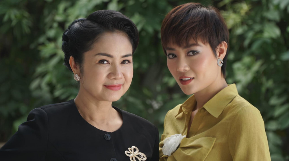 NSND Thu Hà (trái) và diễn viên Thanh Hương trên phim Hướng dương ngược nắng