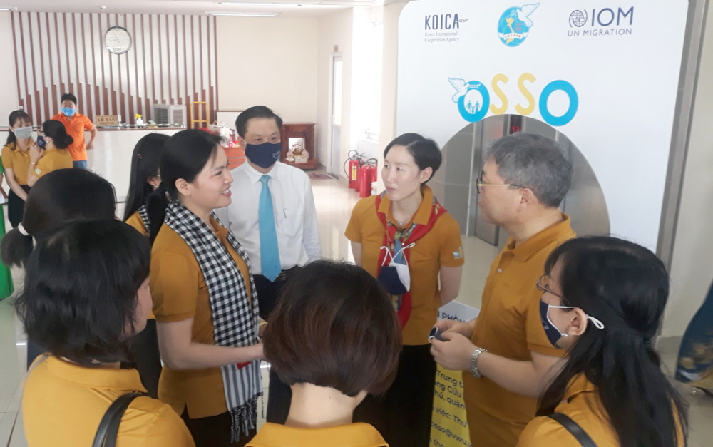 Lãnh đạo Hội LHPN Việt Nam cùng các đại biểu cắt băng khánh thành Văn phòng OSSO tại miền Tây Nam bộ