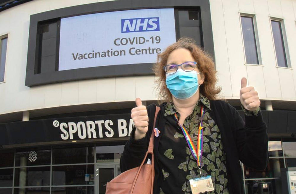 Một phụ nữ Anh vui mừng sau khi tiêm vắc-xin tại trung tâm tiêm chủng  ở sân vận động Ashton Gate, Bristol - Ảnh: EPA