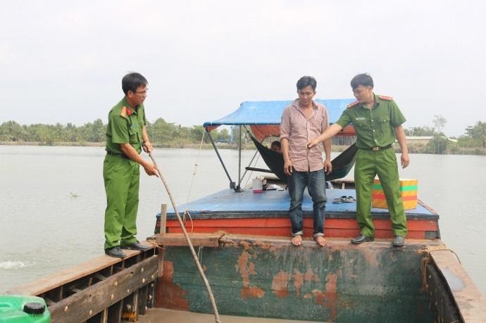 Chiếc ghe gỗ mà đối tượng dùng khai thác cát sông trái phép