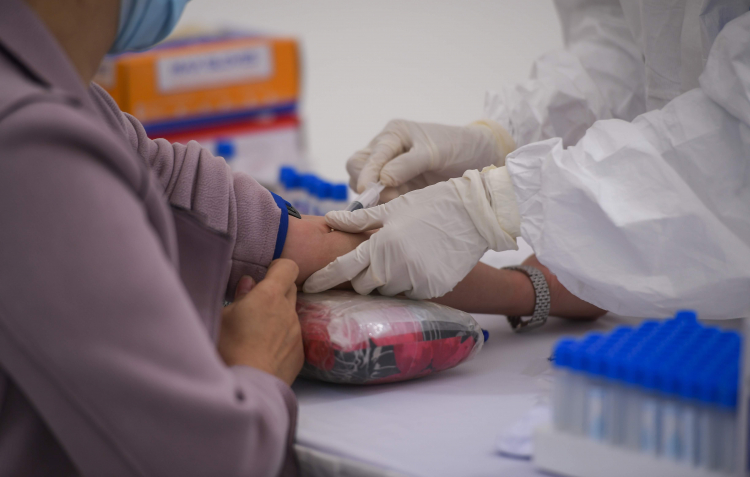 Dự kiến đến ngày 8/3, những liều vắc xin phòng COVID-19 đầu tiên sẽ được tiêm cho người dân Việt Nam.