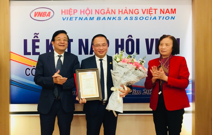 Ông Nguyễn Đình Đức - Phó tổng giám đốc HD SAISON (đứng ở giữa) nhận Quyết định Kết nạp hội viên. Ảnh: HD SAISON cung cấp