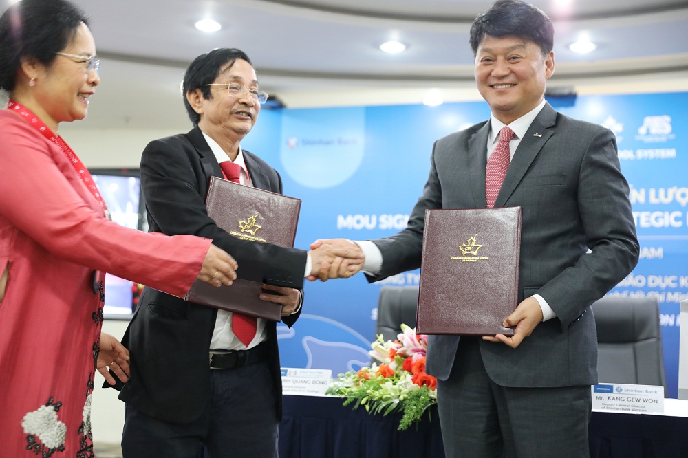 Đại diện Ngân hàng Shinhan và Khôi Nguyên Holdings ký kết hợp tác. Ảnh: Khôi Nguyên Holdings cung cấp
