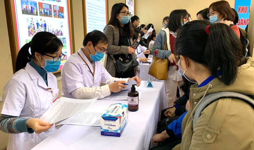 Tư vấn cho các tình nguyện viên tham gia đăng ký thử nghiệm tiêm vắc xin COVIVAC tại Trường Đại học Y Hà Nội.