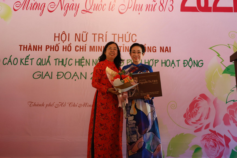 Bà Đỗ THị Chánh, Phó Chủ tịch Hội LHPN TP. HCM trao giải thưởng Nguyễn Thị Định cho PGS.TS Trương THị Hiền