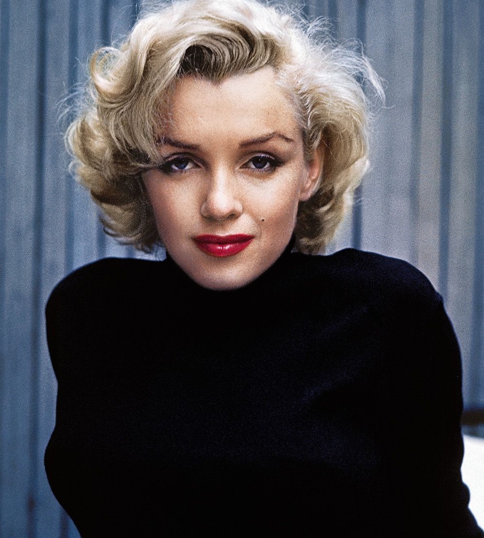 “Biểu tượng Hollywood” Marilyn Monroe với trang phục đơn giản nhưng vẫn cuốn hút tại nhà riêng. Tone son đỏ thẫm luôn được mỹ nhân tóc vàng đặc biệt yêu thích. (Ảnh: Getty)