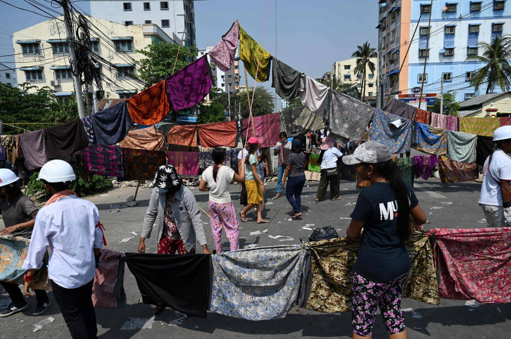 Người dân Yangon treo quần phụ nữ ngang đường để cản bước quân đội