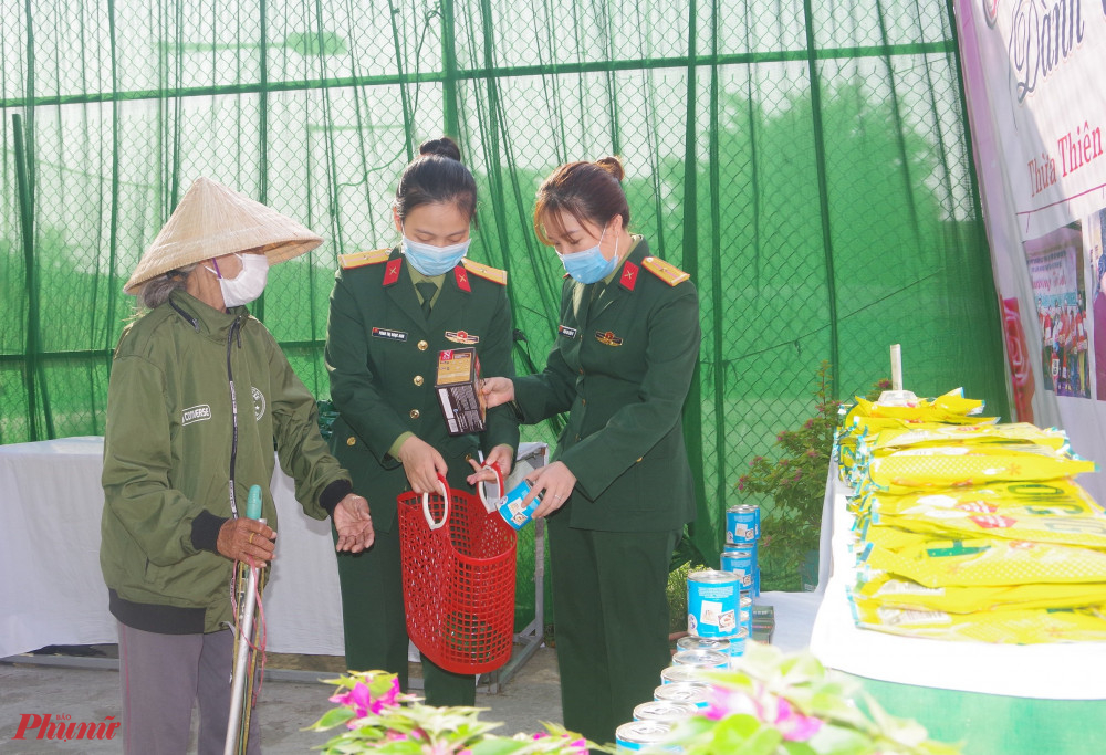 Hội viên phụ nữ Bộ CHQS tỉnh Thừa Thiên Huế giúp những người phụ nữ nghèo chọn hàng