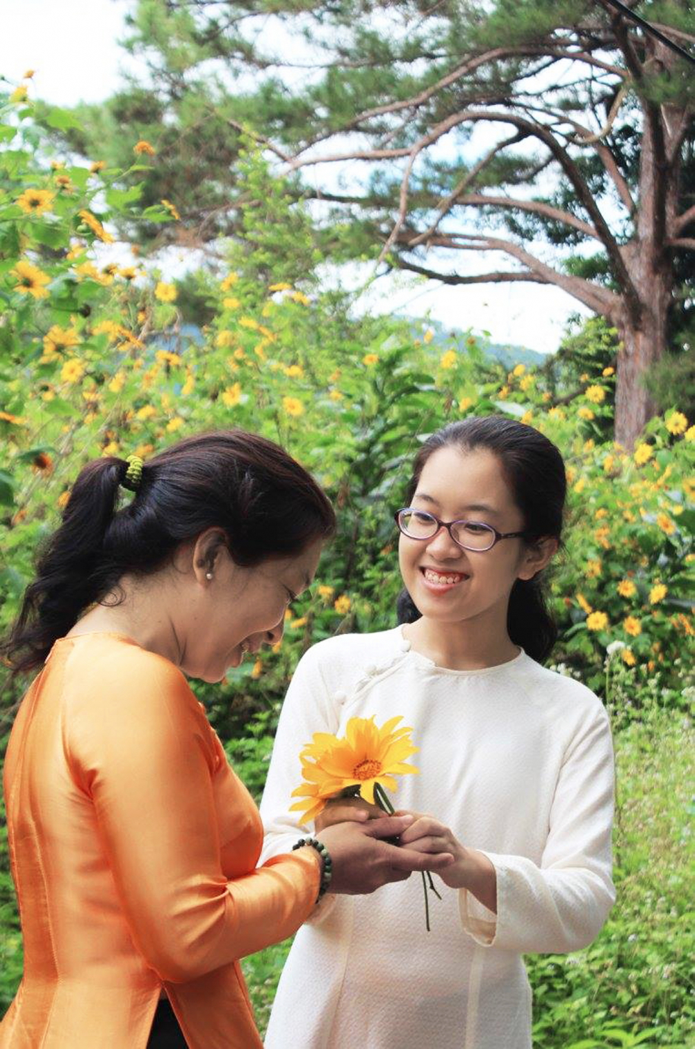 Chị Thanh Thúy cùng con gái Uyên Thư duyên dáng, năng động trong tà áo dài  