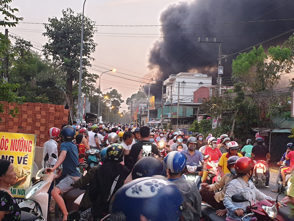 Vụ cháy khiến đường Nguyễn Hữu Cảnh kẹt xe kéo dài
