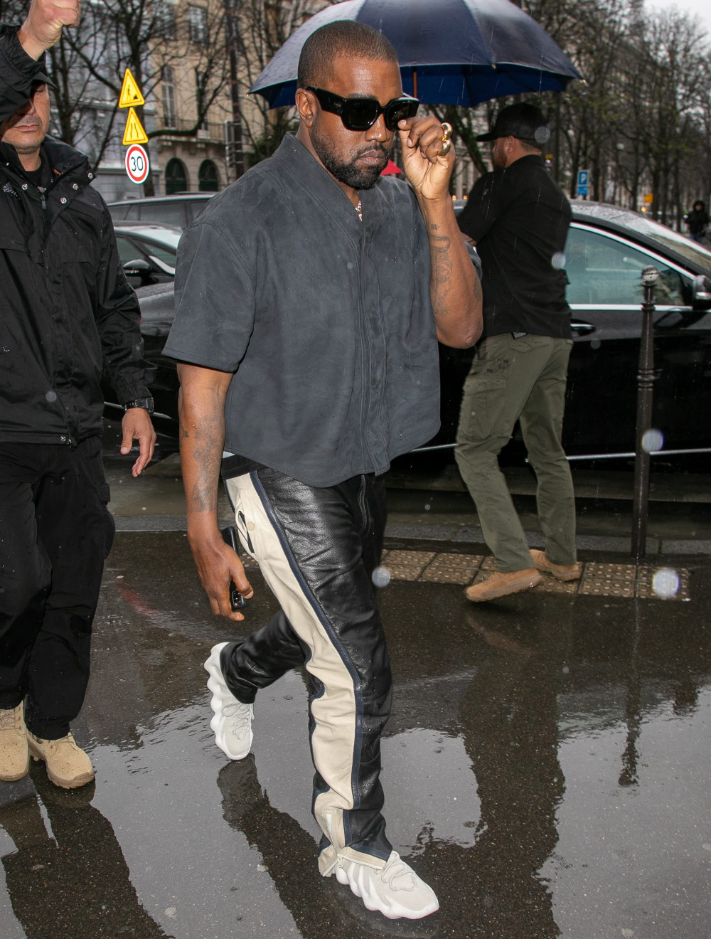 Mẫu giày được chú ý từ sau khi rapper Kanye West mang vào tháng 3/2020.