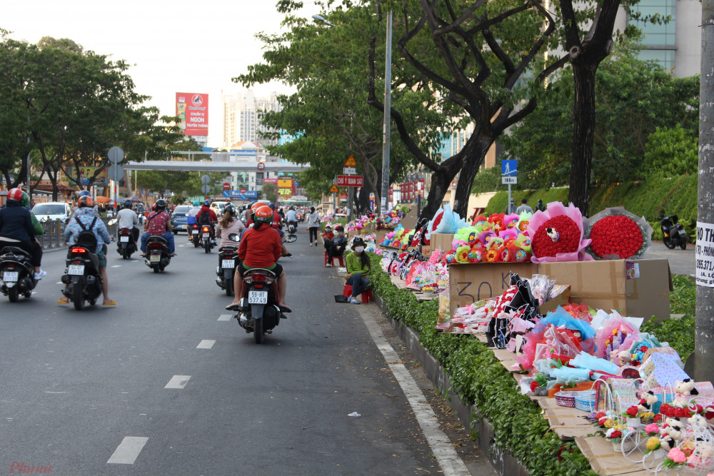 Con đường vốn đông đúc, nay thêm phần nhộn nhịp với nhiều quầy bán hoa 8/3