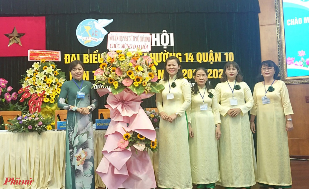 Hội LHPN TPHCM tặng hoa chức mừng Đại hội đại biểu Phụ nữ phường 14, quận 10 
