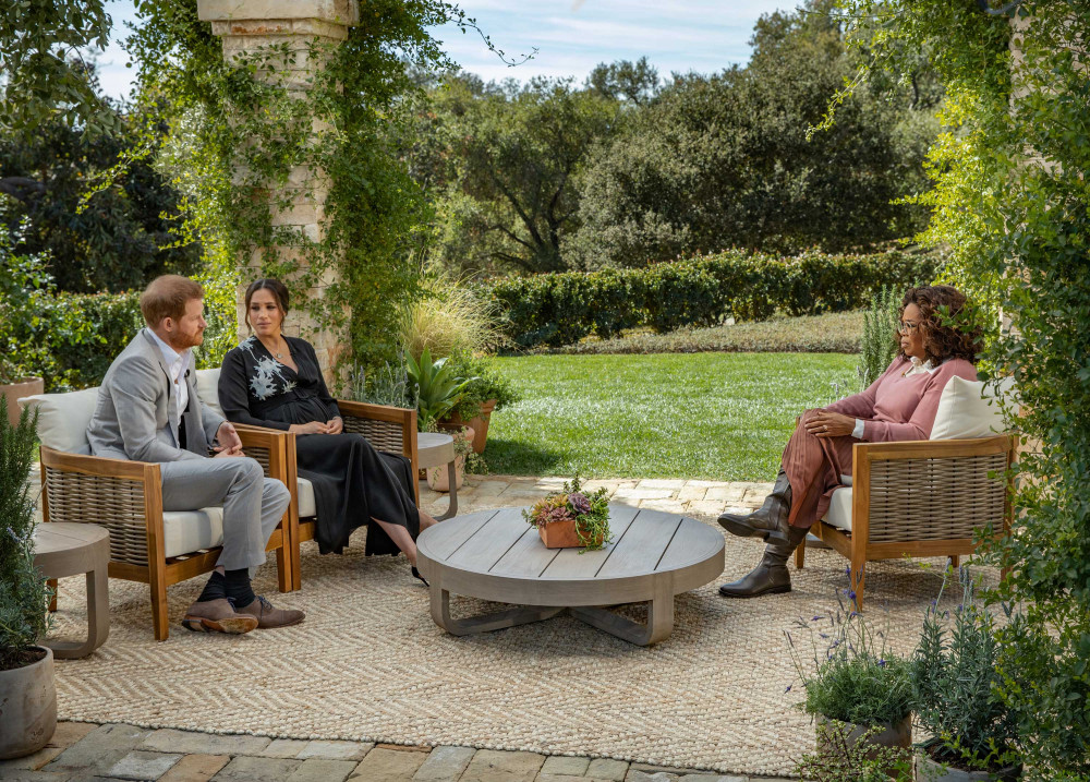 Hoàng tử Harry và vợ - diễn viên Meghan Markle cùng “nữ hoàng truyền thông” Oprah Winfrey trong cuộc phỏng vấn mới đây - Ảnh: Harpo Productions/Joe Pugliese
