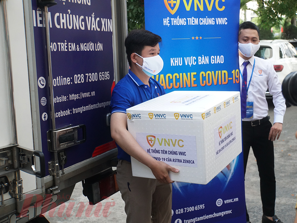 Để đảm bảo an toàn, trước khi bàn giao vắc-xin ngừa COVID-19, nhân viên của công ty VNVC kiểm tra lô vắc-xin đầu tiên này