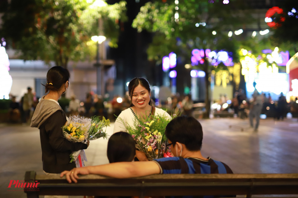 Các sinh viên tranh thủ bán hoa tại phố đi bộ