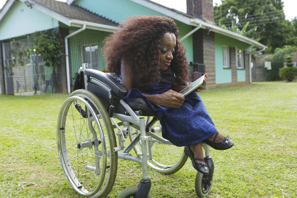 Florence Mudzingwa, một nhà tiếp thị kỹ thuật số và huấn luyện viên xử lý vấn đề cuộc sống làm việc trên xe lăn tại nhà riêng của gia đình cô ở Harare. Mudzingwa, thông qua tổ chức Hope Resurrect Trust của mình, đã giúp trang bị cho các cô gái khuyết tật những kỹ năng, thiết bị và sự tự tin để bước ra thế giới, bất chấp định kiến giới tính và khuyết tật của họ.