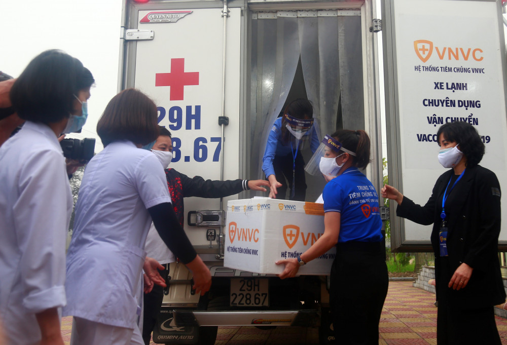420 liều vắc xin được vận chuyển tới Bệnh viện Bệnh Nhiệt đới Trung ương sáng nay
