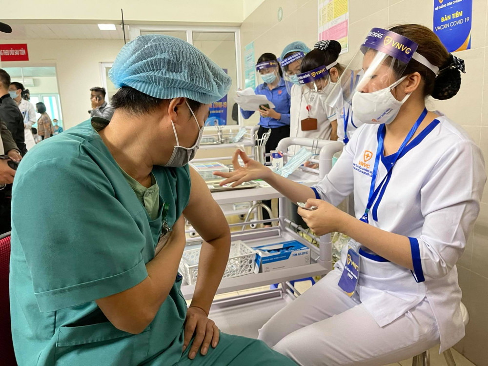 Tính tới 9g sáng nay, đã có khoảng 20 nhân viên y tế của Bệnh viện Thanh Nhàn được tiêm chủng.