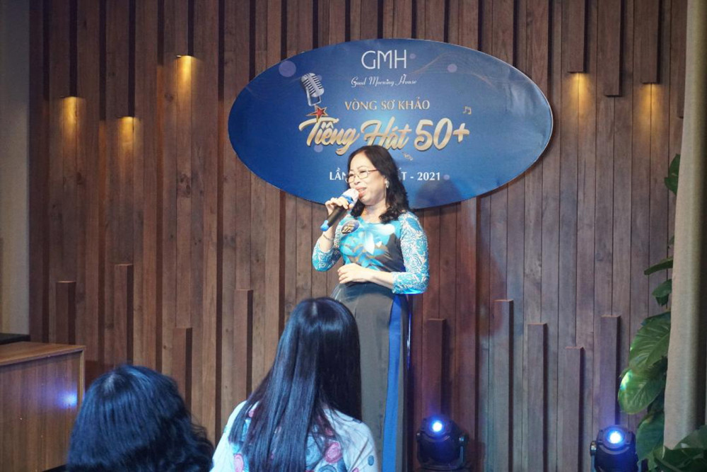 Chị Trần Thị Minh Hương hát để vượt qua bệnh tật