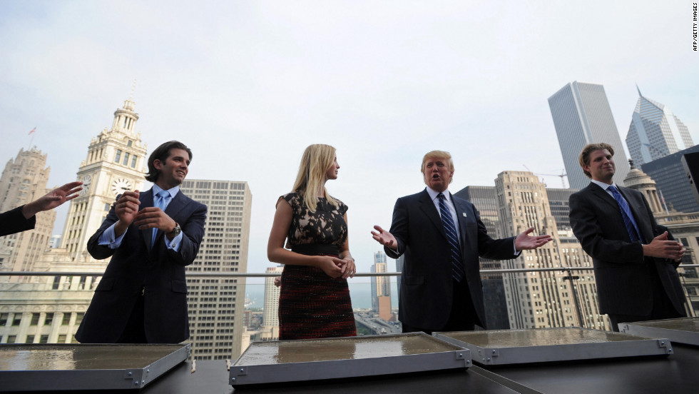 Tỷ phú Donald Trump và các con của ông (từ trái sang) Donald, Jr., Ivanka và Eric trong cuộc họp báo tại Trump International Hotel and Tower ở Chicago vào ngày 24/9/2008