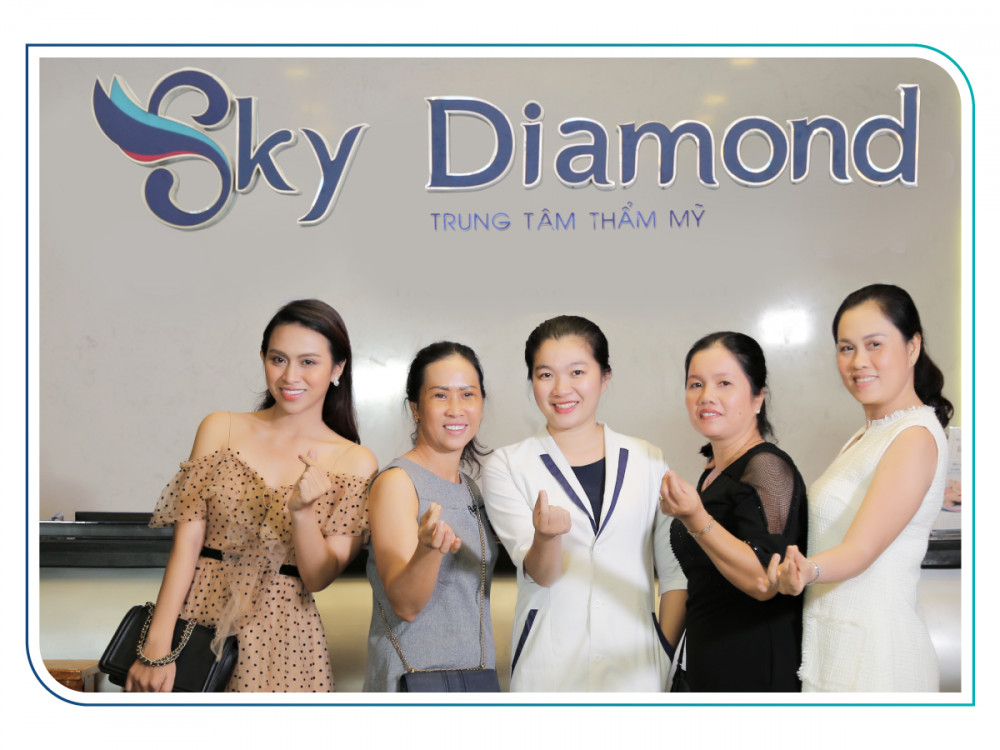 Ca sĩ Trương Diễm đưa mẹ và các dì từ Kiên Giang đi làm đẹp. Ảnh: Sky Diamond cung cấp