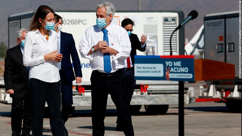 Tổng thống Chile Sebastian Piñera đi thị sát lô hàng chứa vắc-xin vừa đến sân bay quốc tế Arturo Merino Benitez (Chile) ngày 28/1/2021 - Ảnh: Marcelo Hernandez/Getty Images