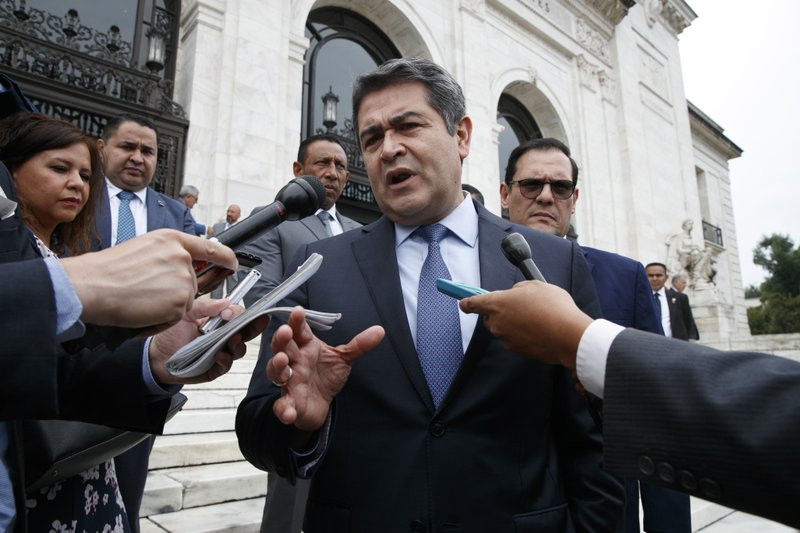 Tổng thống Honduras Hernandez rời cuộc họp tại Tổ chức các quốc gia châu Mỹ, ở Washington - Ảnh: AP