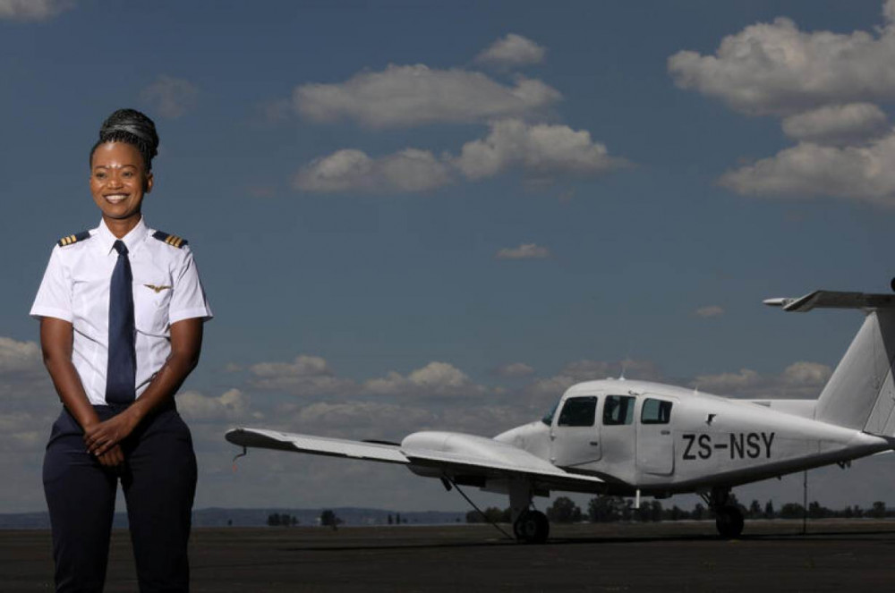 Ledwaba trong đồng phục phi công tại sân bay Grand Central, thuộc thành phố Midrand, Nam Phi. (Ảnh: Reuters)