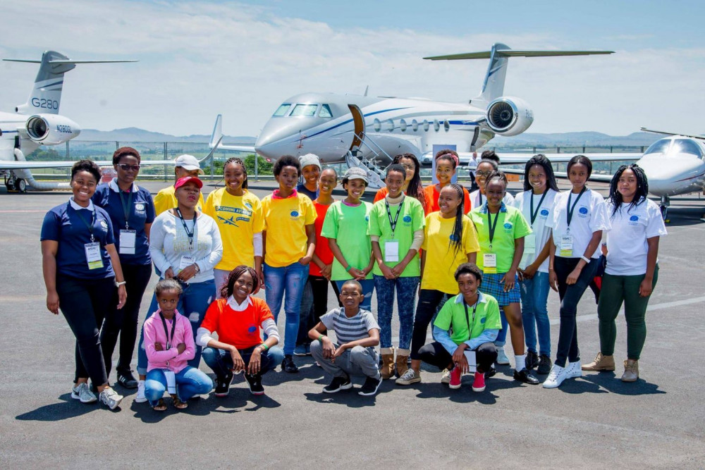 Ledwaba lập quỹ giáo dục Girls Fly Programme in Africa (GFPA) với mục tiêu khuyến khích thiếu nữ và phụ nữ trên khắp châu Phi theo đuổi đam mê hàng không. (Ảnh: GFPA)