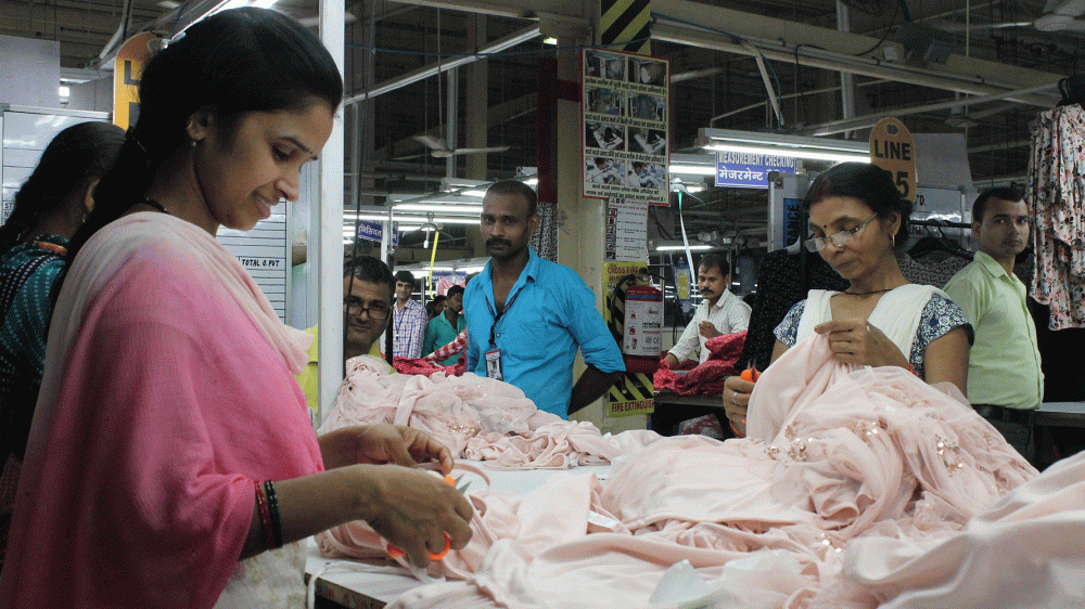 Các nữ công nhân may mặc Ấn Độ phải làm trong một môi trường làm việc mà ở đó những người giám sát nam “nắm toàn quyền” 