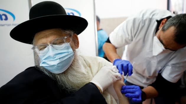 Một người đàn ông Do Thái đang được tiêm mũi tiêm đầu tiên ở Israel - Ảnh: 