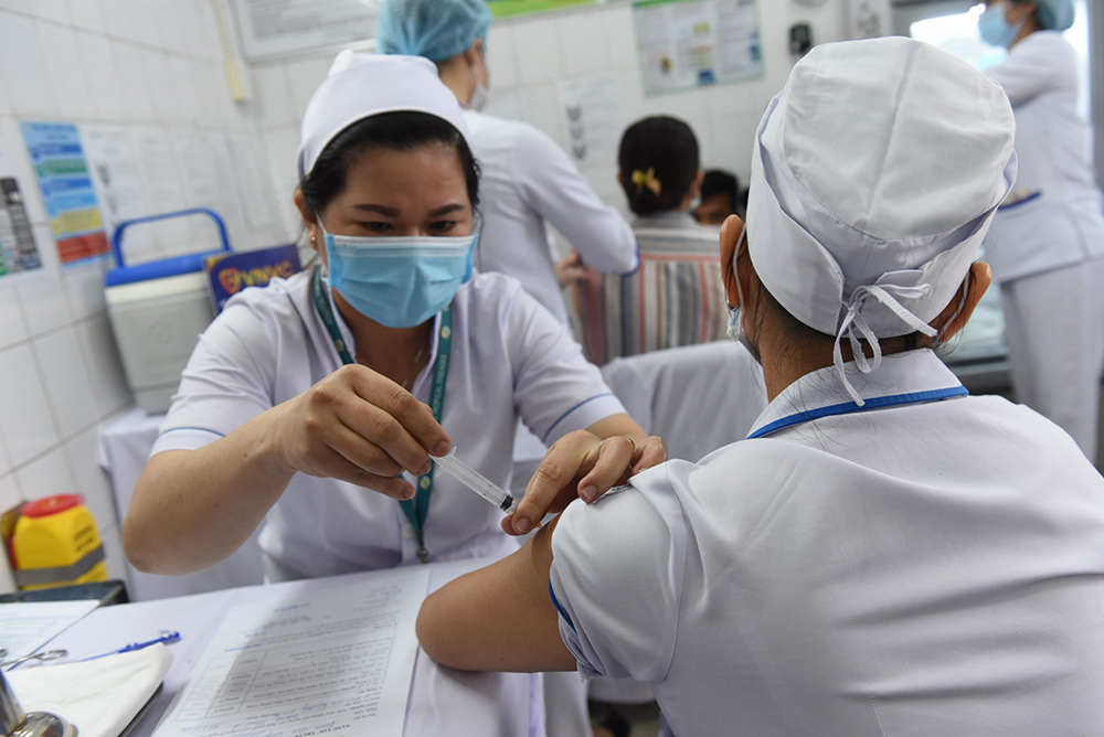 Nhân viên y tế tại Bệnh viện Bệnh nhiệt đới TPHCM được tiêm ngừa ngày 8/3/2021