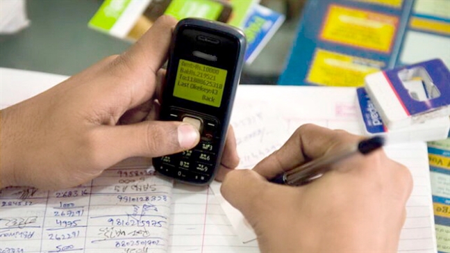 Mobile money cho phép người dùng nhận, gửi, mua hàng hóa, giữ tiền bằng điện thoại - Ảnh: pctechmag