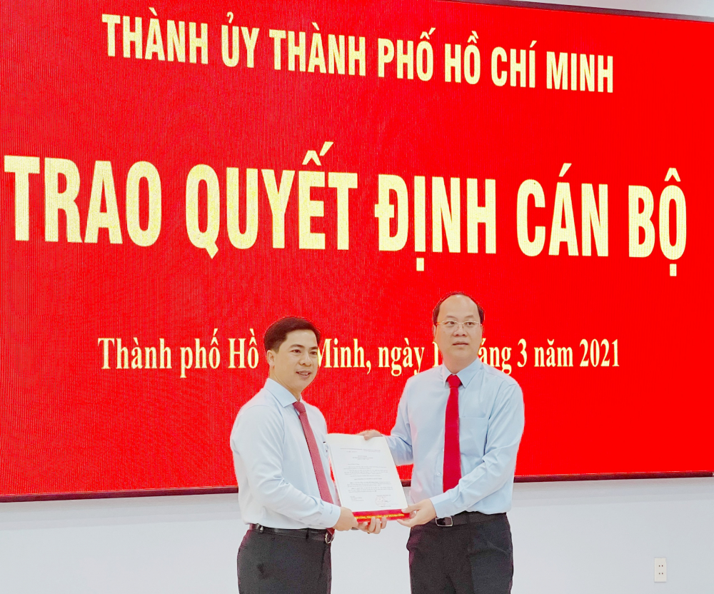 Phó Bí thư Thành ủy TPHCM Nguyễn Hồ Hải trao quyết định chỉ định ông Triệu Đỗ Hồng Phước làm Phó Bí thư Huyện ủy Nhà Bè.