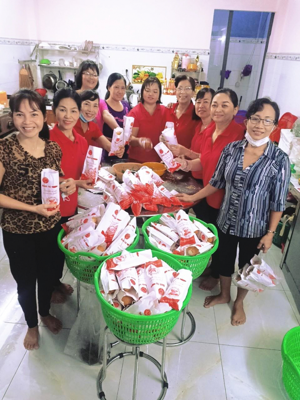 Phụ nữ khu phố 1, P.Sơn Kỳ, Q.Tân Phú, cùng nhau chuẩn bị những suất ăn yêu thương để tặng người nghèo khó - Ảnh: Diễm Trang