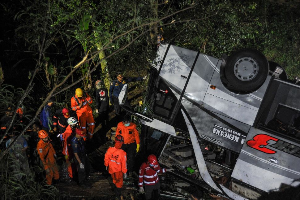 Hiện trường vụ tai nạn nơi các nhân viên cứu hộ đang khẩn trương tìm kiếm nạn nhân - Ảnh: Antara Foto/Raisan Al Farisi/Reuters