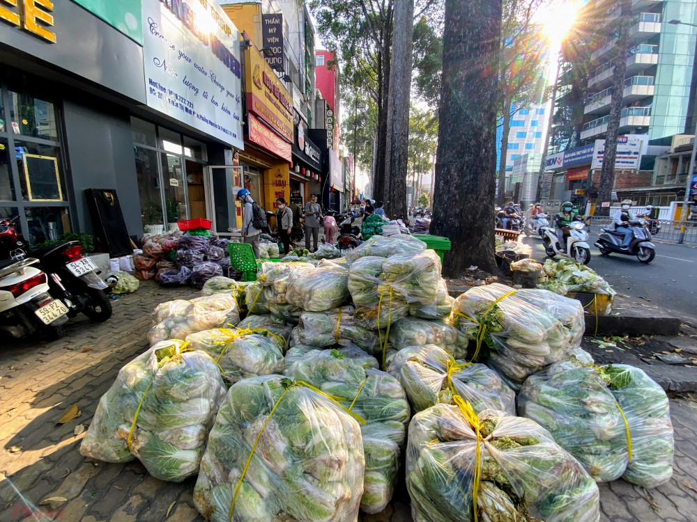 Rau củ Đà Lạt được chất đống trên vỉa hè một tuyến đường tại TPHCM để bán cho người đi đường