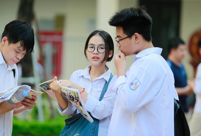 Học sinh Hà Nội dự thi vào lớp 10    Ảnh: tienphong.vn